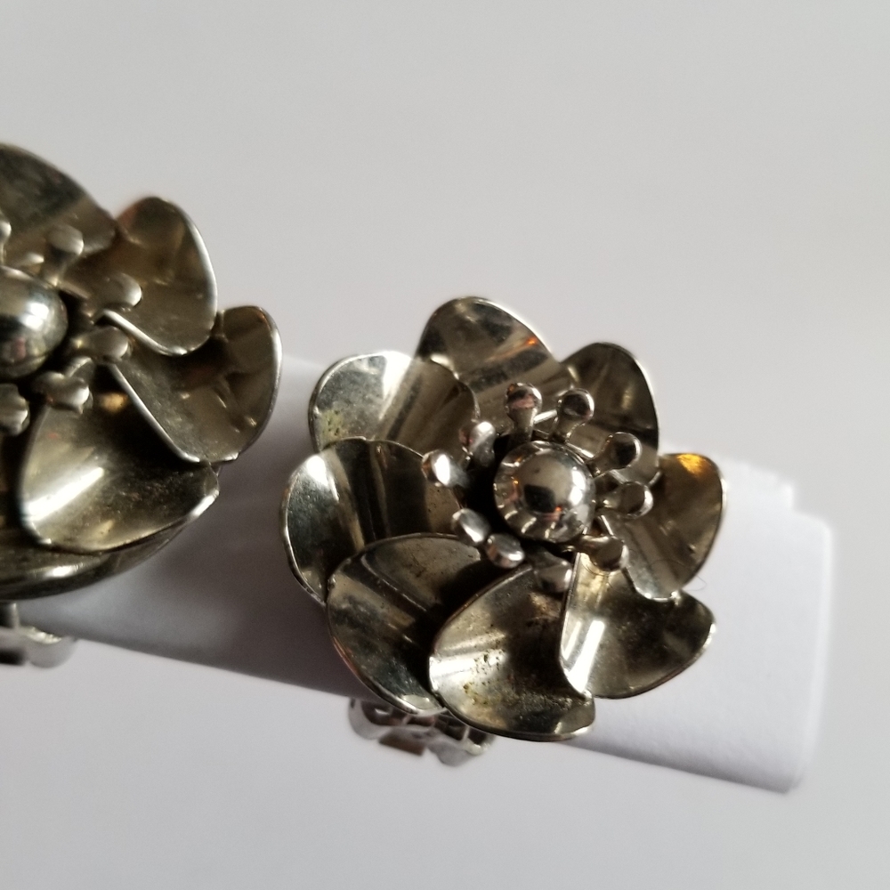 Vintage earrings flower clip on silver tone pinwheel floral chunky propeller - Picture 4 of 13